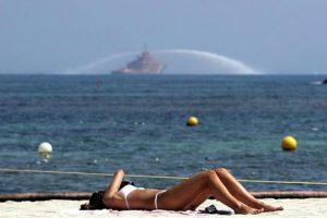 mujer toma sol playa Talamanca Ibiza1