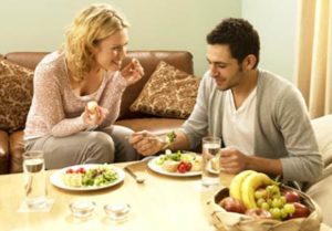 pareja comiendo saludable